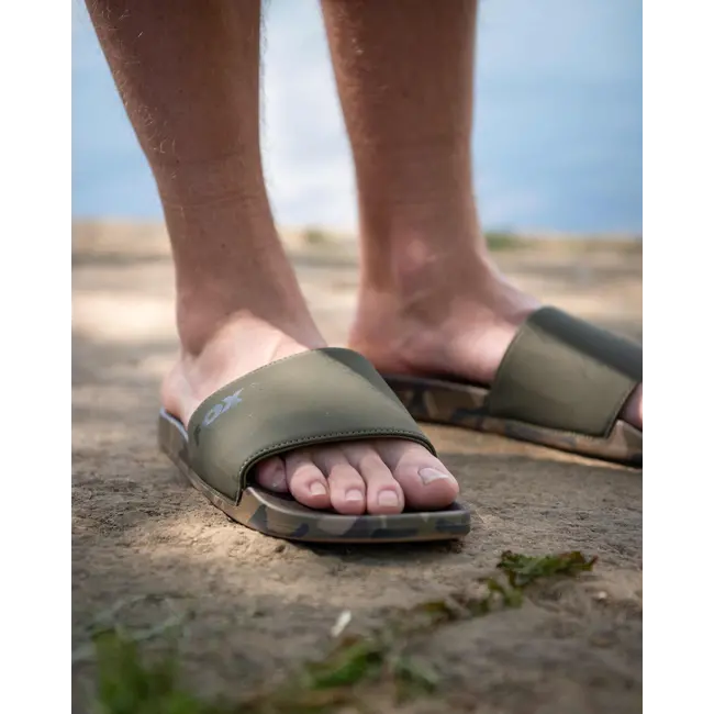 Papuci Fox Sliders Camo Khaki – Incaltaminte usoara pentru pescuit