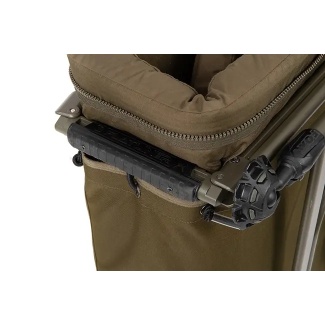 Pat Pescuit cu Sac de Dormit Fox Flatliner X MF8 – 8 picioare ,sac 5 sezoane