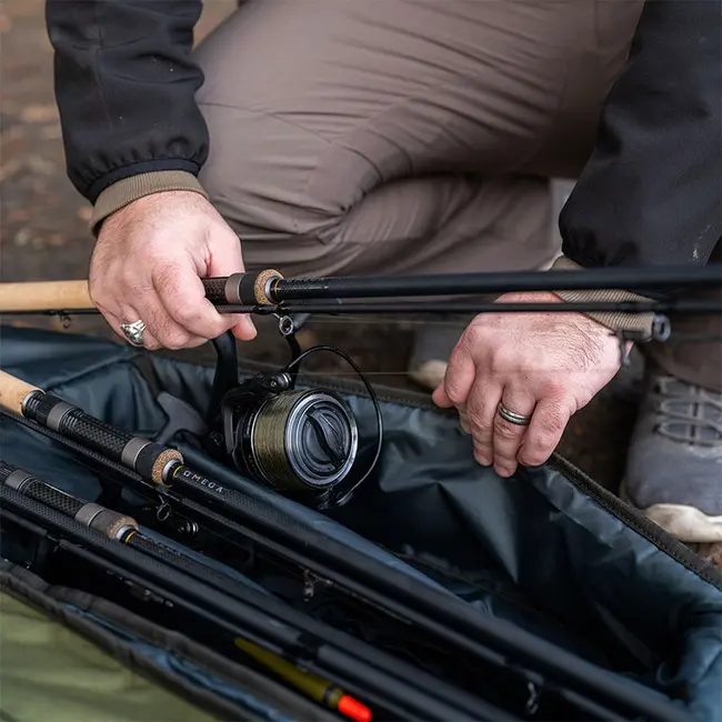 Husa Korum Progress Folding Holdall, 3 Lansete + 3 Mulinete, 196cm