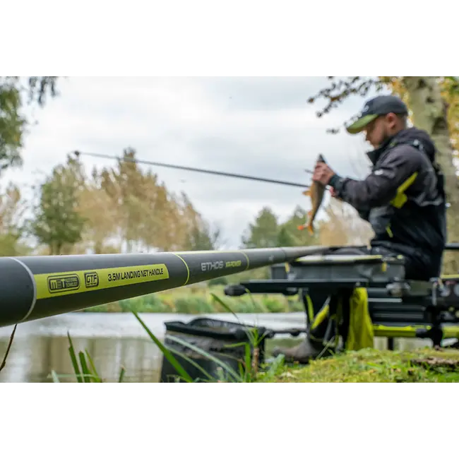 Coada Minciog Matrix Ethos XR Power Landing Net Handle, 2 Tronsoane, 3.50m